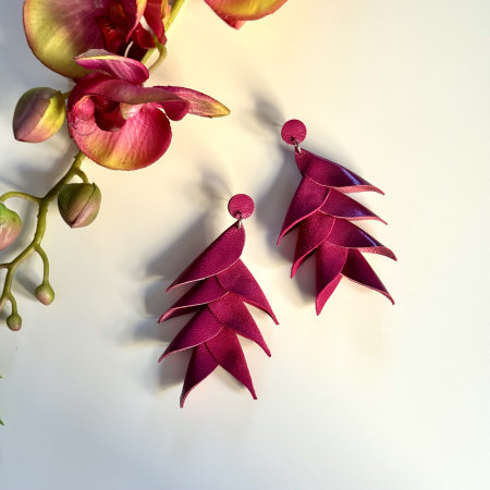 Cercei piele - Cercei piele Heliconia fuchsia