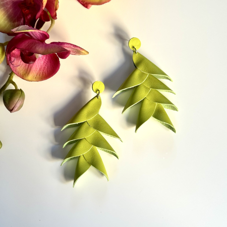 Cercei piele - Cercei piele Heliconia verde crud