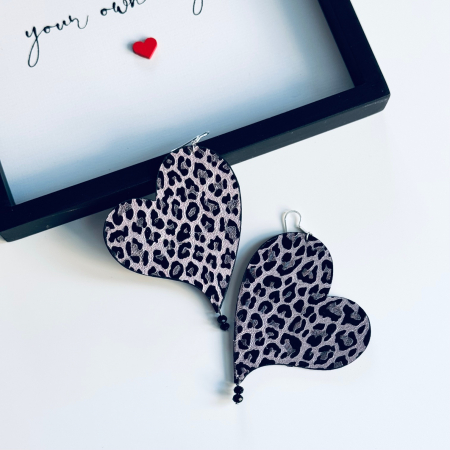 Cercei inima - Cercei piele inima mare animal print roz pal