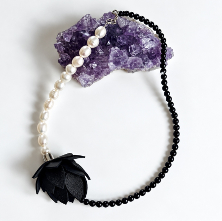 Coliere piele - Colier ghinda neagra si perle