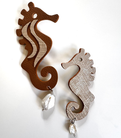 Martisoare piele - Set de brose din piele naturala caluti de mare caramel