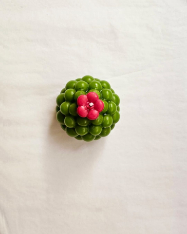 Universul colecțiilor - Lumanare handmade "Garden Bubbles" – verde cu floare roșie
