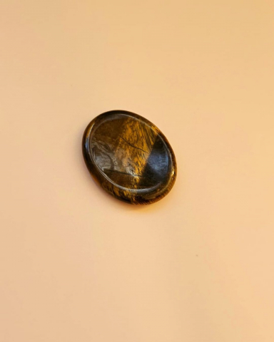 Universul colecțiilor - Piatra terapeutică Worry Stone din Ochi de Tigru – Putere, Claritate și Protecție