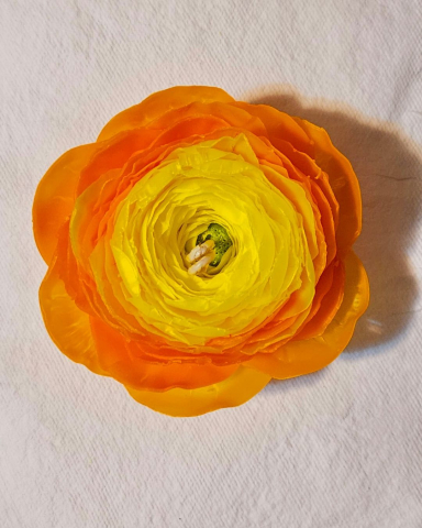 Universul colecțiilor - lumanare-ranunculus-ceara-naturala-albine-degrade-galben-portocaliu-fitil-tcr