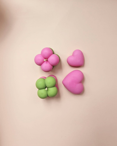 Universul colecțiilor - Set lumânări parfumate din ceară naturală – Inimioare și bubbles roz-verde, arome florale de primăvară