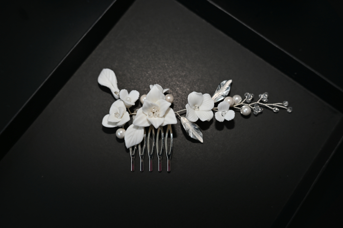 Accesoriu de par “AMIRA” cu flori din ceramica, perle si frunze argintate [2]