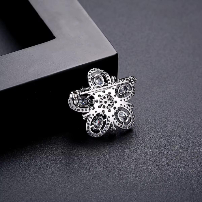 Broșă “Royal Clover” cu Zirconiu Cubic – Placată cu Aur Alb [4]