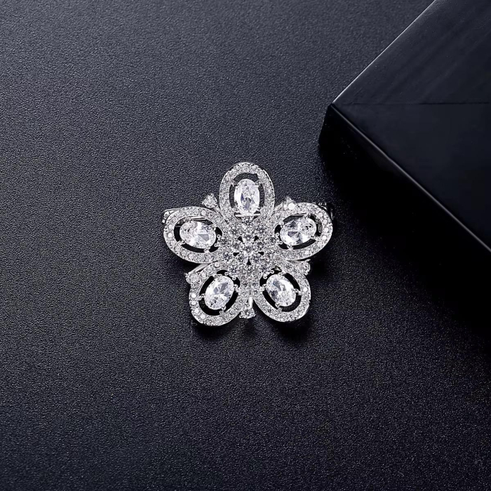 Broșă “Royal Clover” cu Zirconiu Cubic – Placată cu Aur Alb [3]