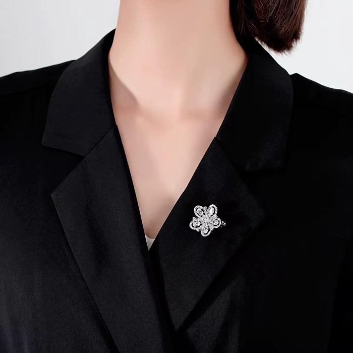 Broșă “Royal Clover” cu Zirconiu Cubic – Placată cu Aur Alb [2]