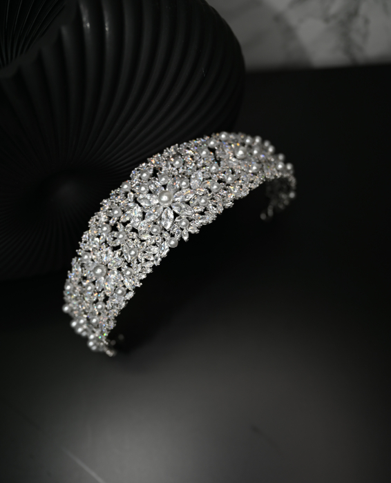 Diadema GLAMOUR, impunatoare cu un design luxuriant și elegant. [4]
