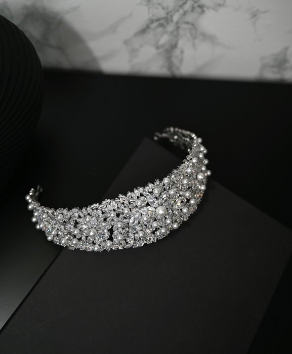 Diadema GLAMOUR, impunatoare cu un design luxuriant și elegant. [2]