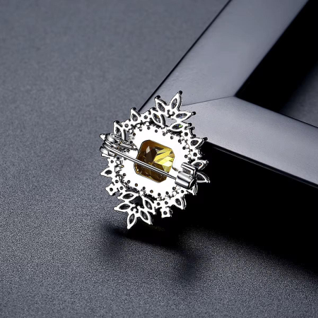 Broșă Elegantă cu Cristale Zirconiu Cubic – Placată cu Aur Alb [1]