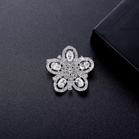 Broșă “Royal Clover” cu Zirconiu Cubic – Placată cu Aur Alb [2]