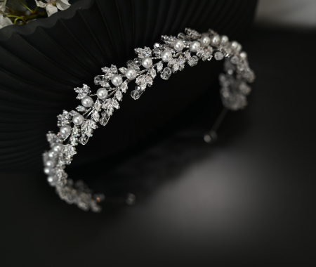 Colectie “Ceramica & Perle” - Diadema "GLORIA", model plat, elegant, cu cristale Zirconiu Cubic si perle