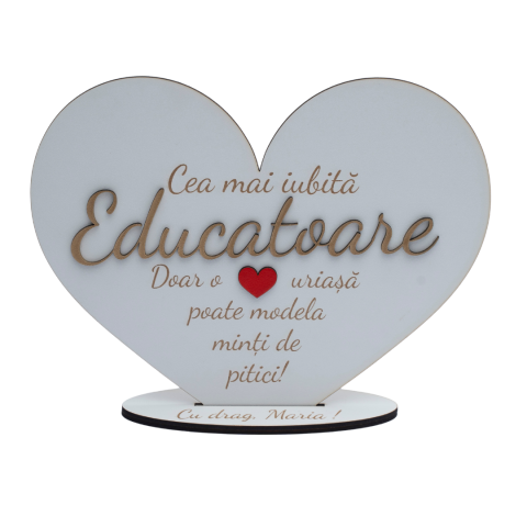 DECORATIUNI LEMN - Cadou personalizat pentru educatoare – decorațiune din lemn în formă de inimă cu mesaj „Cea mai iubită educatoare”