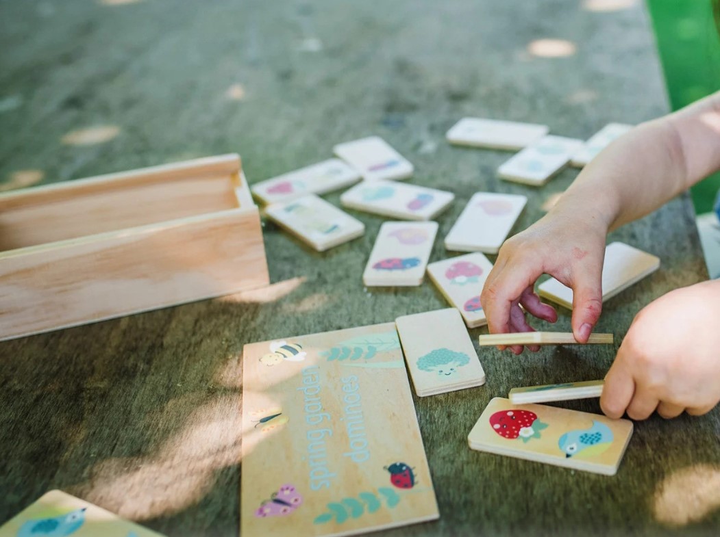 Jocuri domino pentru copii: idei educative care îi țin ocupați fără ecrane