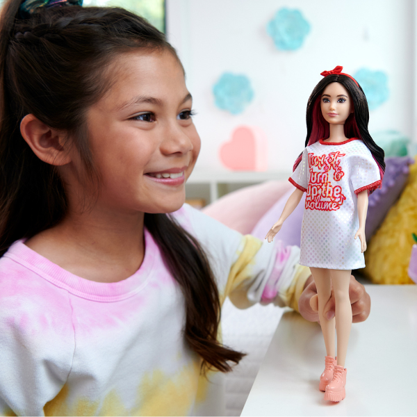 Păpușa Barbie "Fashionista cu păr negru ondulat cu rochie Twist 'n' Turn" [6]
