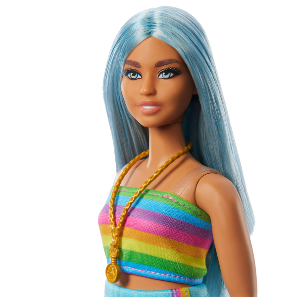 Păpușa Barbie „Fashionista cu părul albastru, bluză curcubeu și fustă de culoare verde-vișinie” [9]