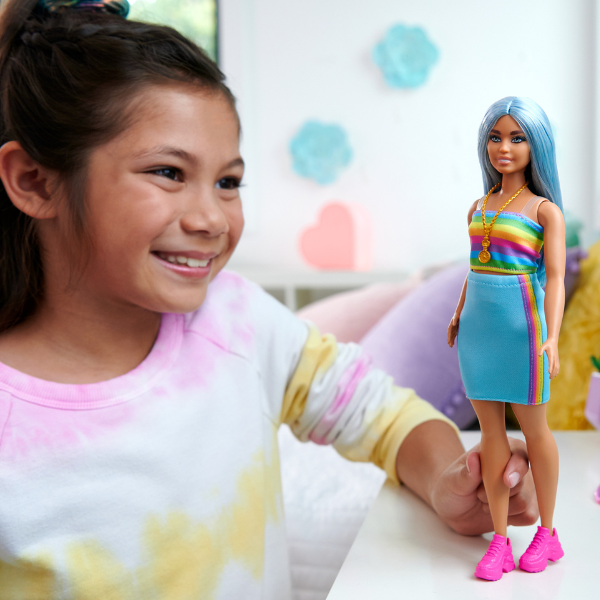 Păpușa Barbie „Fashionista cu părul albastru, bluză curcubeu și fustă de culoare verde-vișinie” [11]