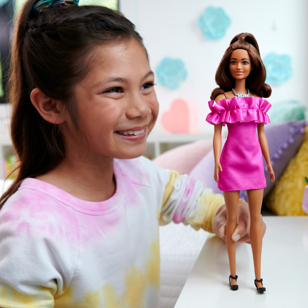 Păpușa Barbie "Fashionista cu părul ondulat șaten și o rochie roz" [6]