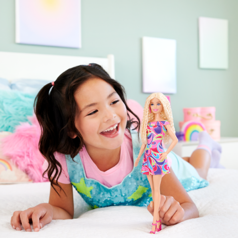 Păpușa Barbie "rochie colorată cu un imprimeu atrăgător" [3]