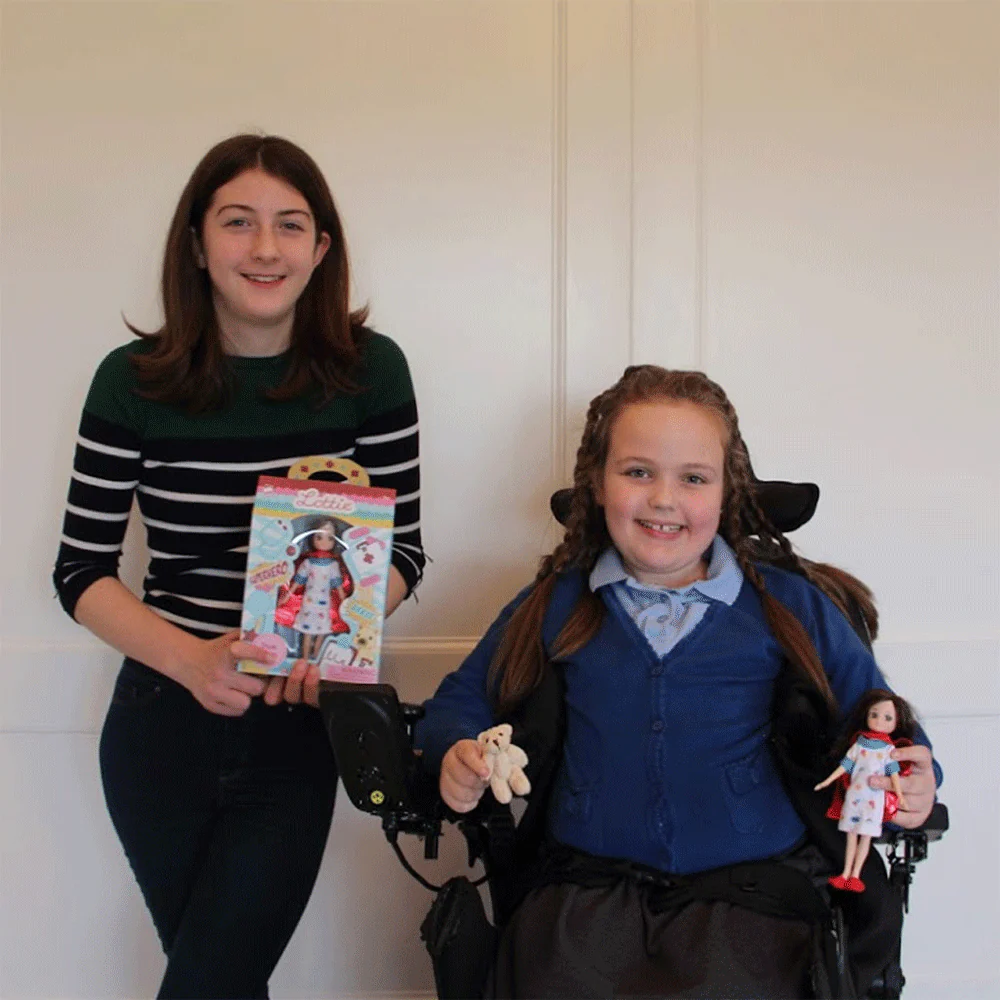 7049  LT159 Păpușă Lottie cu pelerină roșie și ursuleț din pluș (18 cm) Bigjigs [4]