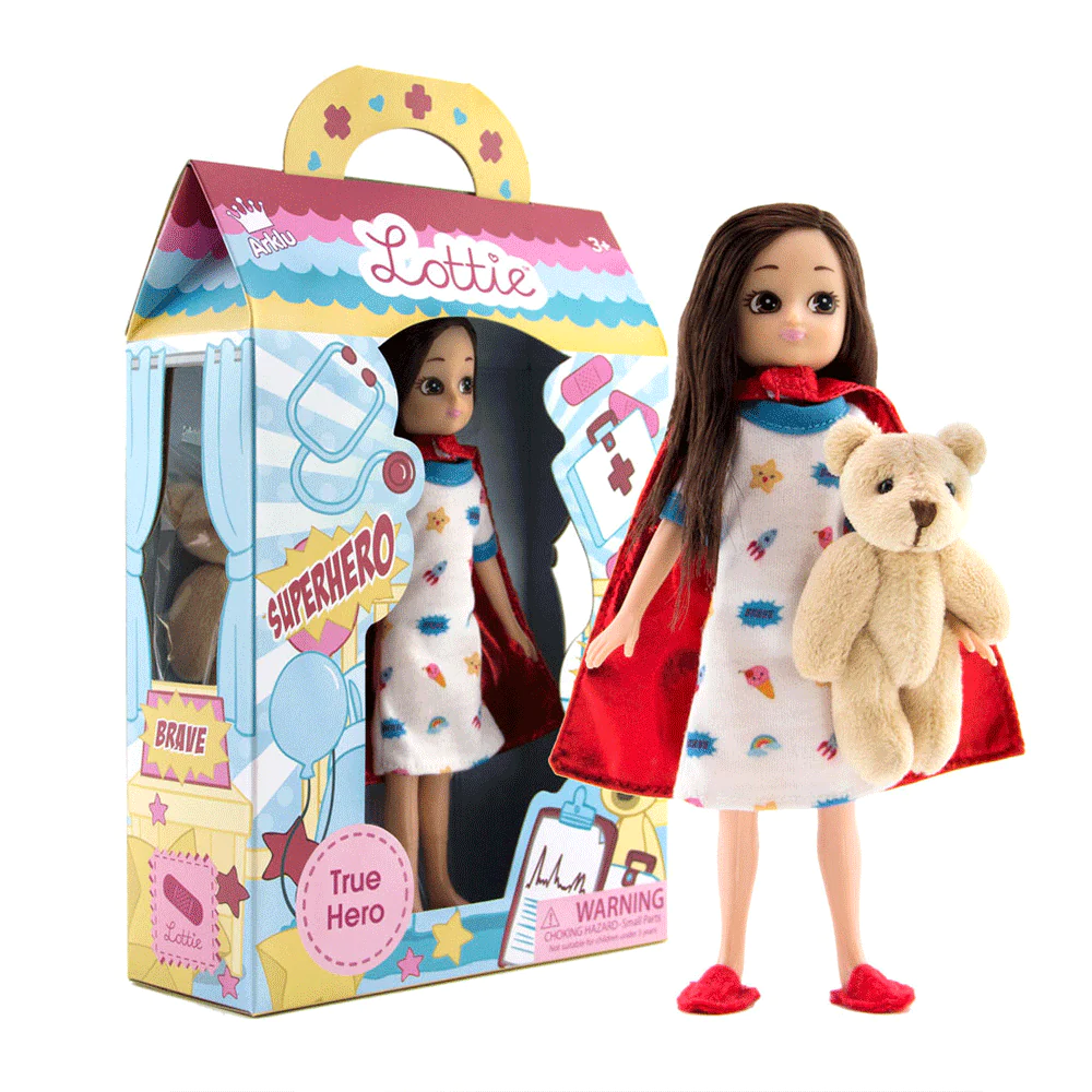 7049  LT159 Păpușă Lottie cu pelerină roșie și ursuleț din pluș (18 cm) Bigjigs [2]