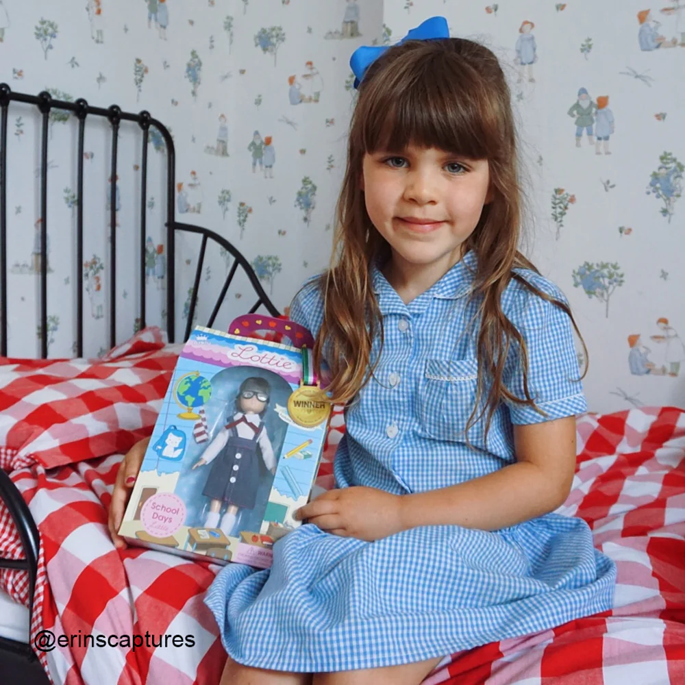 7046 LT058 Păpușă Lottie în ținută de școală (18 cm) Bigjigs [3]
