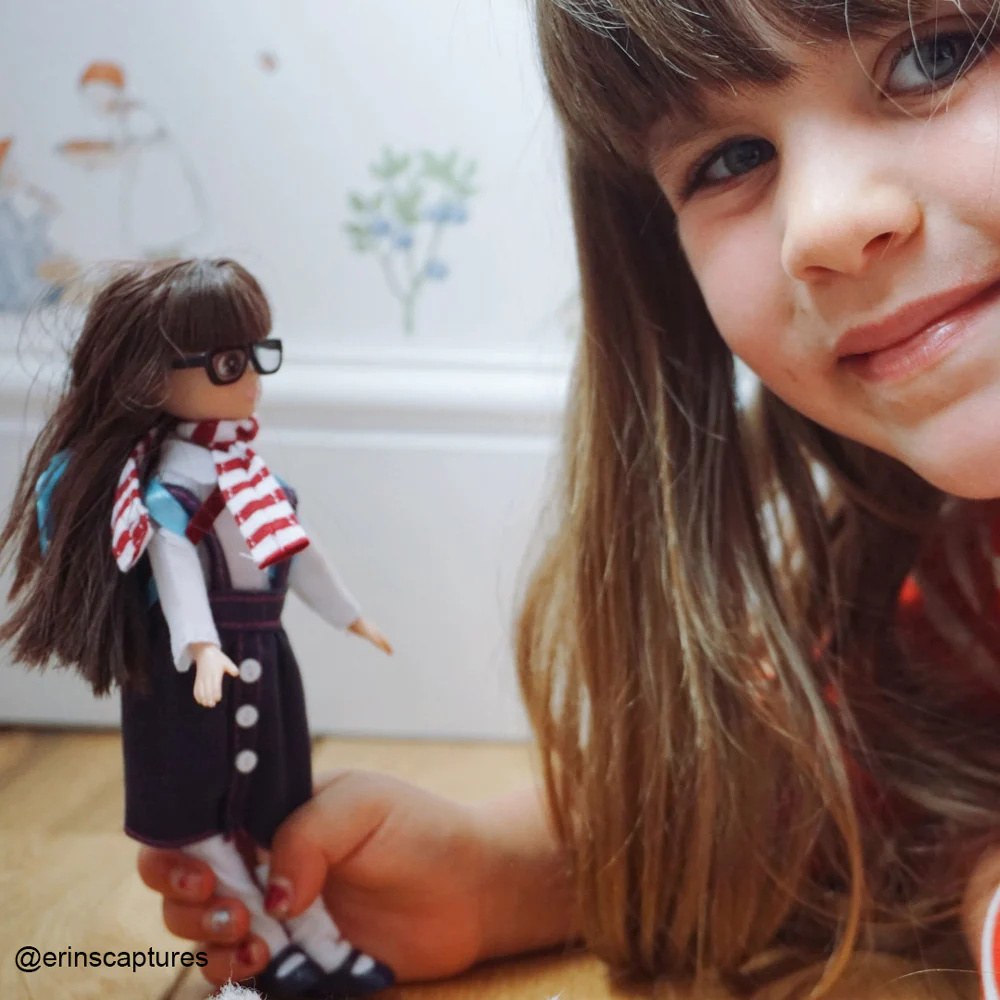 7046 LT058 Păpușă Lottie în ținută de școală (18 cm) Bigjigs [4]