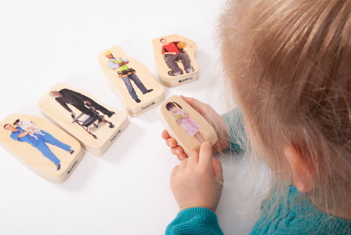 Set figurine cu oameni din comunitate, din lemn - 32 de piese faţă-verso [4]