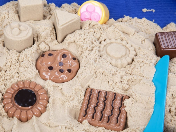 Set nisip kinetic cu forme de modelat și cutie de joacă [4]