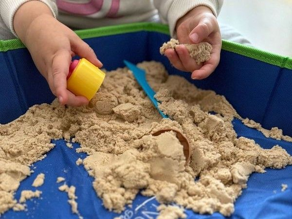 Set nisip kinetic cu forme de modelat și cutie de joacă [3]