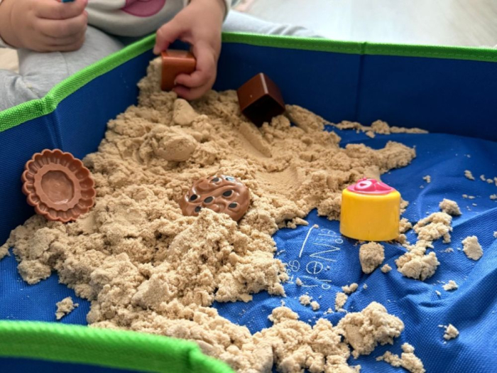 Set nisip kinetic cu forme de modelat și cutie de joacă [2]