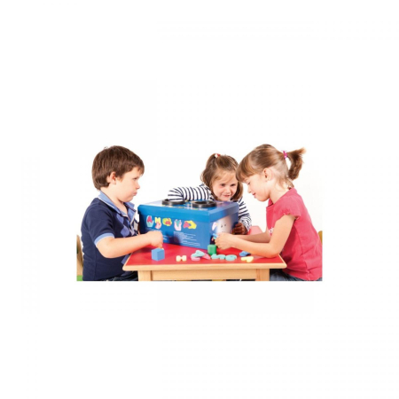 Jocuri si jucarii educative - Cutie senzoriala cu litere, cifre si forme geometrice