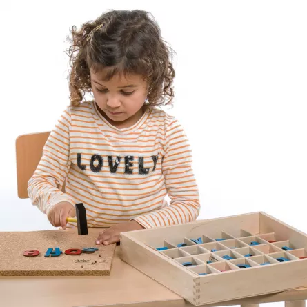 Jocuri cu cartonase si litere pentru copii - Joc educativ cu litere din lemn și ciocane