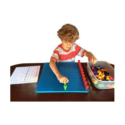 Manipulare și dexteritate - Tăbliță perforată cu piese mari din plastic