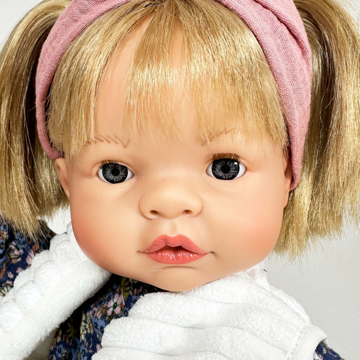 Papusa Nines D'Onil, Joy, cu parul blond, cu vesta alba, cu miros de vanilie, 37 cm [2]