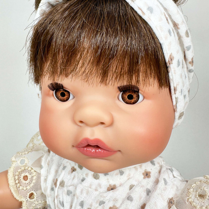 Papusa Nines D'Onil, Joy, cu parul saten, cu bentita alba, cu miros de vanilie, 37 cm [2]