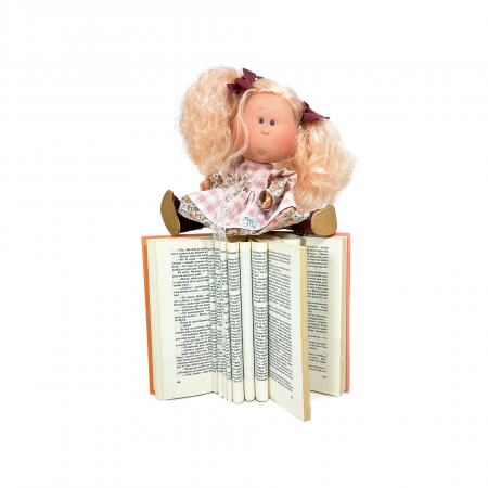 Papusa Nines D'Onil, Mia, cu parul blond si funde rosii, cu articulatii, cu miros de vanilie, 30 cm [1]