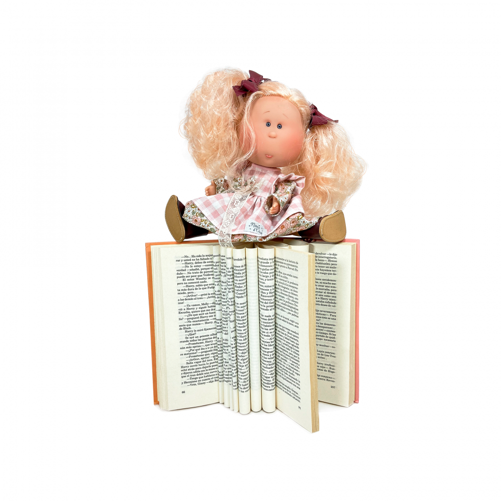 Papusa Nines D'Onil, Mia, cu parul blond si funde rosii, cu articulatii, cu miros de vanilie, 30 cm [2]