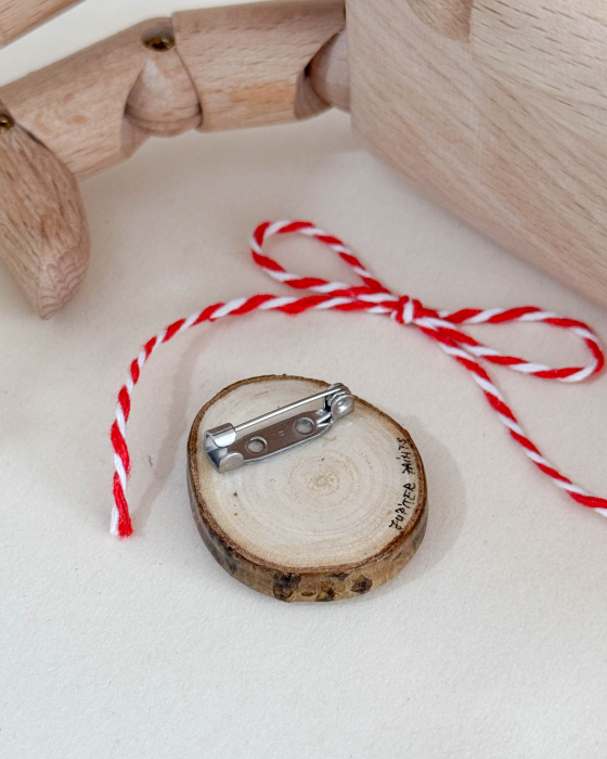 Broșă pictată pe felie de lemn - Deasupra norilor [2]