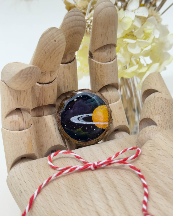 Broșă pictată pe felie de lemn - Strălucind în Univers [3]