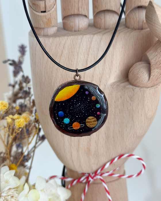 Pandantiv pictat pe felie de lemn - Sistemul Solar, un simbol cosmic purtabil [3]