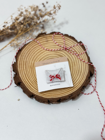 Produse - Broșă din fetru cu lavandă - Plic - Cadmium Red, un accesoriu parfumat și simbolic