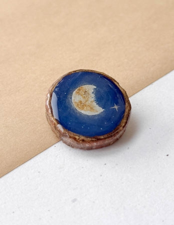 Broșă „Fading Moon” – Pictură Manuală pe Lemn, 3.5 cm [2]