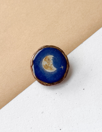Broșe - Broșă „Fading Moon” – Pictură Manuală pe Lemn, 3.5 cm