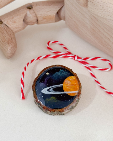 Mărțișor - Broșă pictată pe felie de lemn - Strălucind în Univers