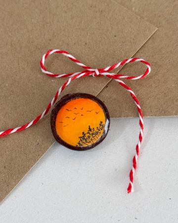 Broșe - Mini-Broșă pictată pe felie de lemn