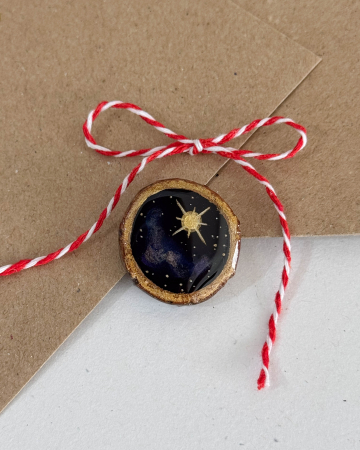 Broșe - Mini-Broșă pictată pe felie de lemn