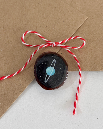 Broșe - Mini-Broșă pictată pe felie de lemn